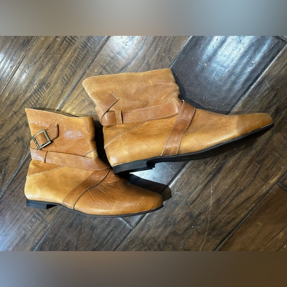 vacacubana Shoes - Vintage Tan Leather Ankle Boots with Buckle